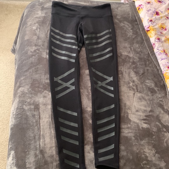 ALO yoga black leggings with leather panels - Picture 2 of 3